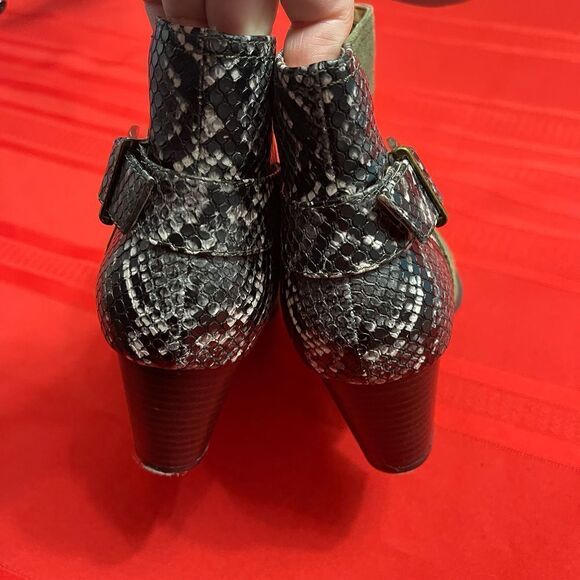 Vionic Naomi Snake Print Olive Green Wedge Ankle Boots Size 7 - Picture 4 of 10